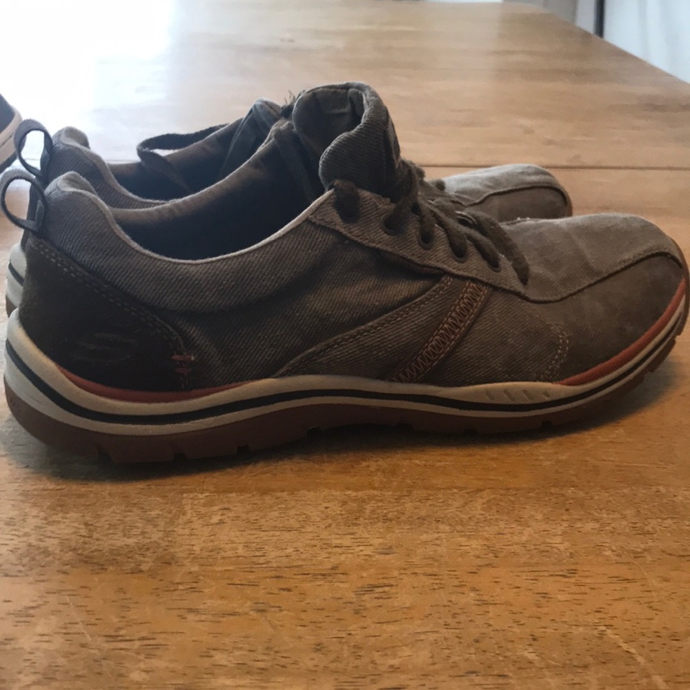 Sketchers men’s 10.5 Casual shoes brown
